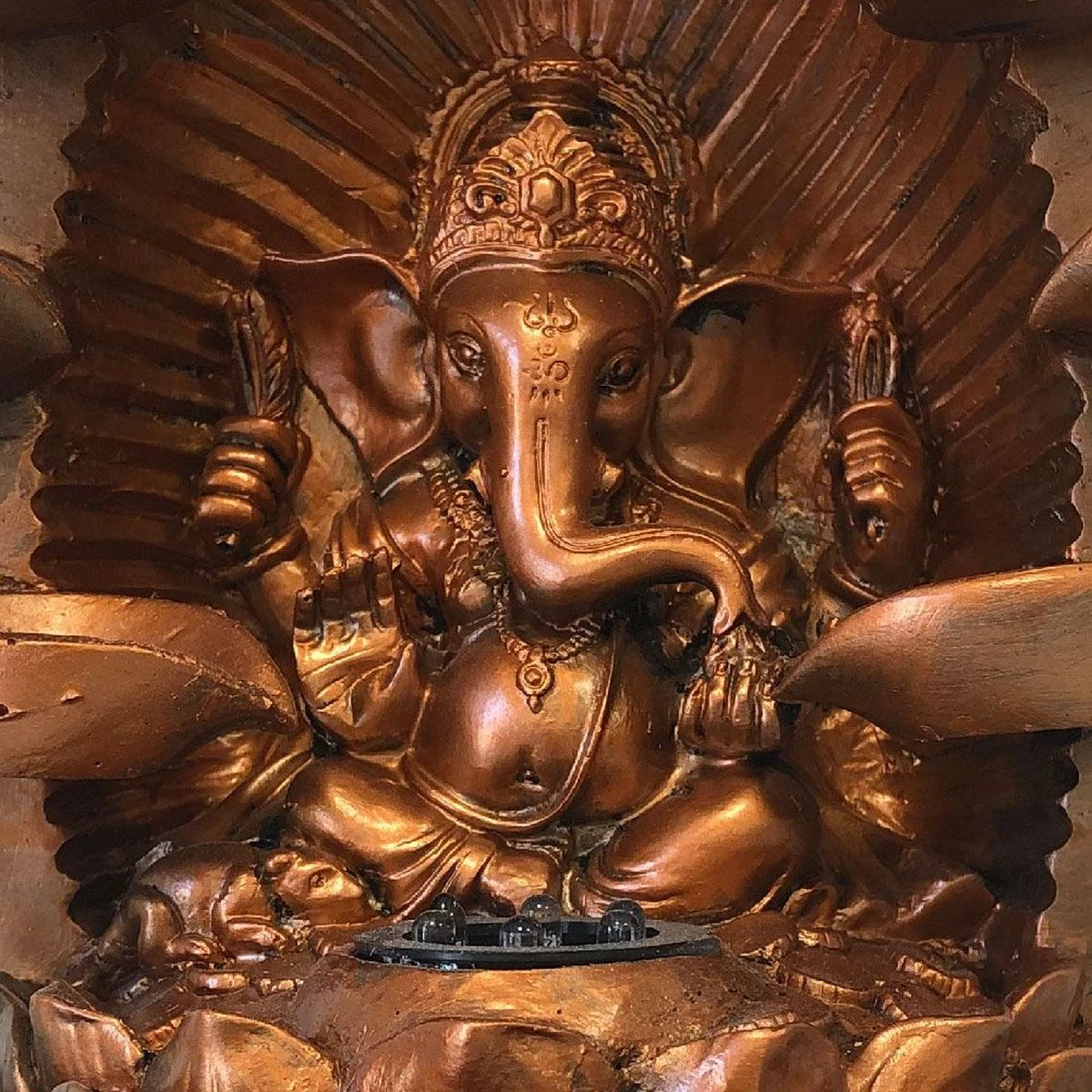 Fontaine Ganesh Dans Lotus En Résine 28 Cm