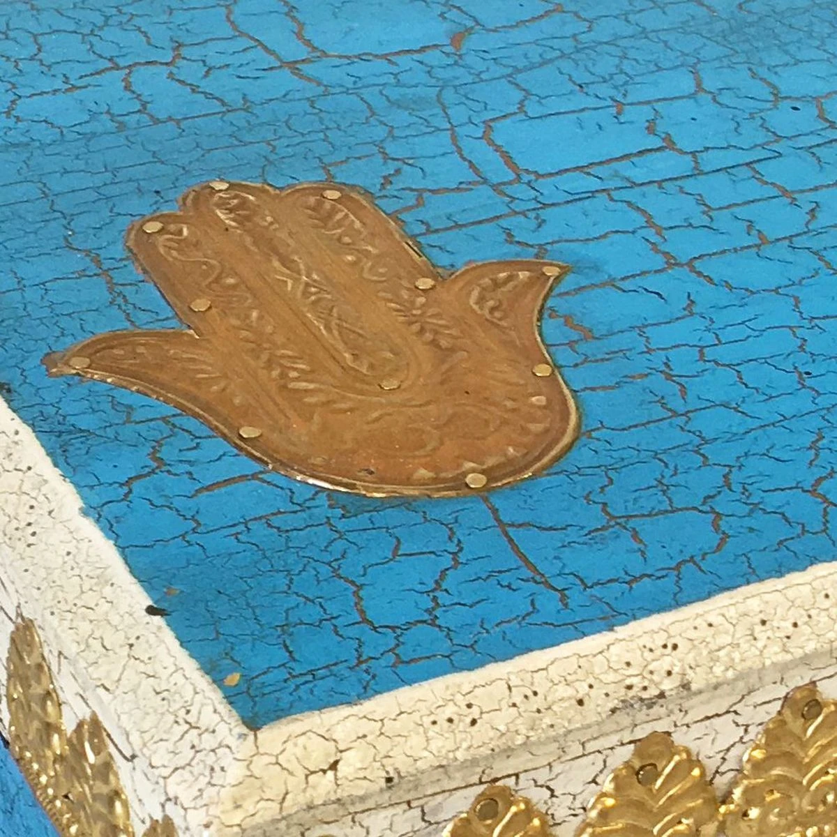 Boîte Main De Fatima Bois Peint Bleu Vieilli Et Laiton 25.5 Cm – Image 2