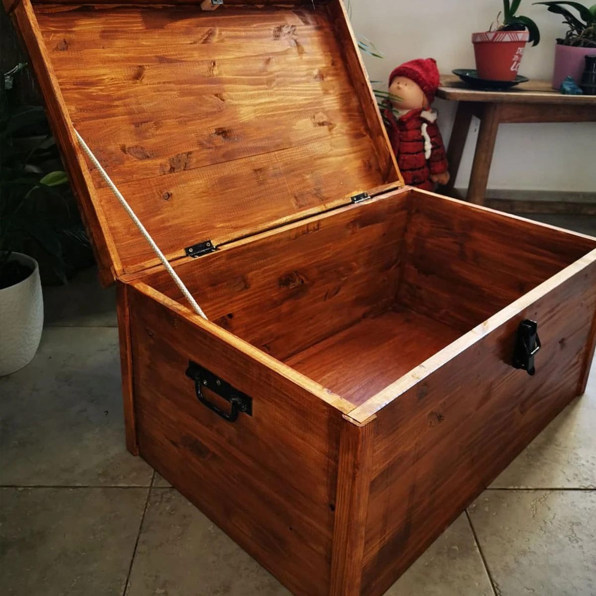 Grand Coffre En Bois De Pin Teinté Teck Fait Main – Image 2